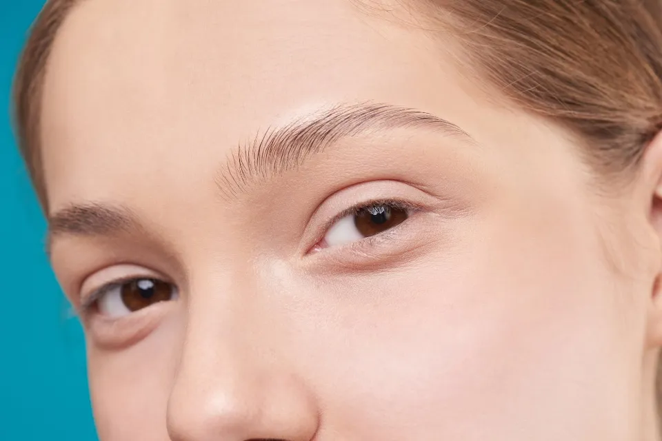 How to Lighten Eyebrows With or Without Bleach?